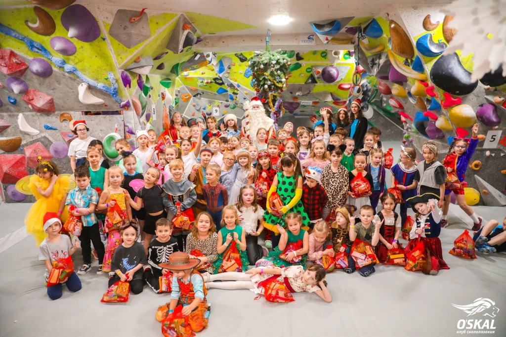 Младшие-оскалята-на-праздновании-Нового-года-в-Рокзоне.jpg Младшие-оскалята-на-праздновании-Нового-года-в-Рокзоне.jpg