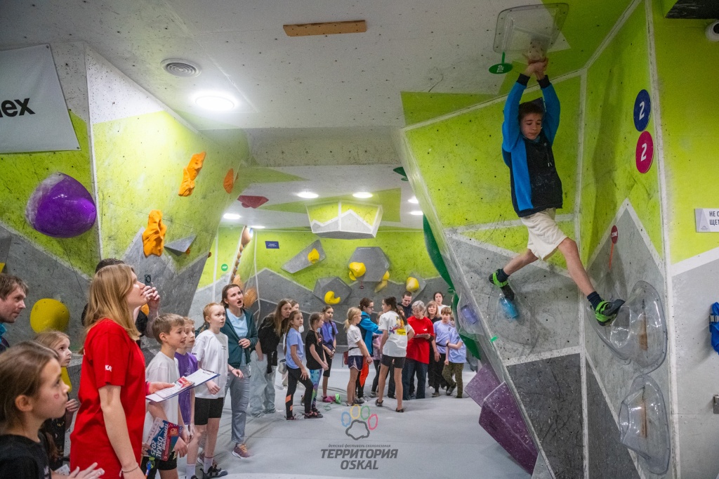 Трассы, что посложнее, трассы, что полегче, и трассы, что повеселее: на фестивале в 2025 году подготовщики впечатляли участников трассой с прозрачными зацепками :)